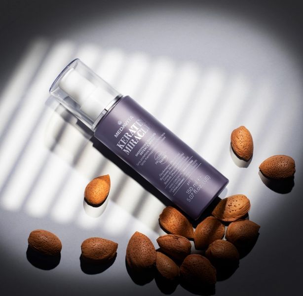 Розгладжувальний термозахисний спрей для всіх типів волосся Medavita Keratin Miracle Smoothing Thermo Defence Spray 02442 фото